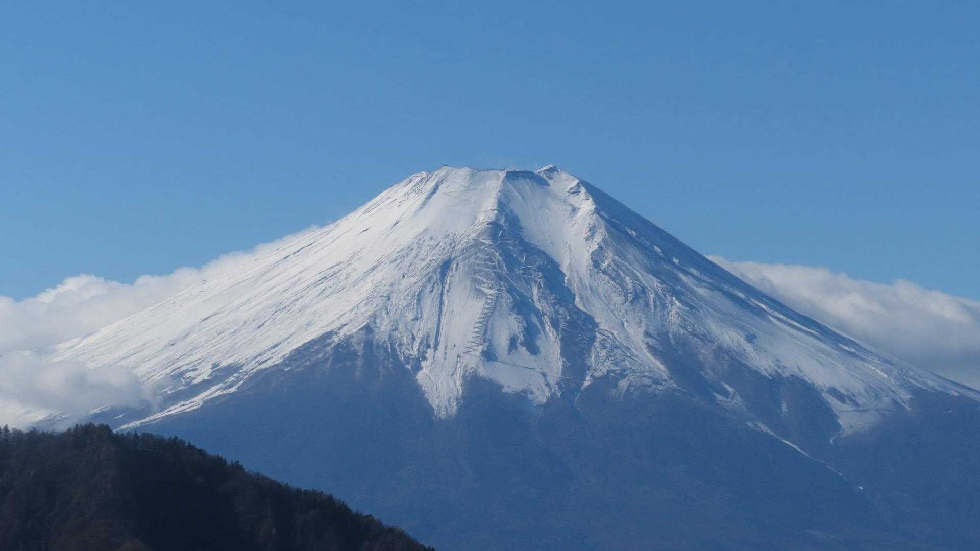 やっぱり富士山は雪が似合う。
須走ルートと富士吉田ルートの登山道が見えます。
すごいジグザグですね😳