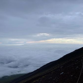 日の出の時間に起きだしてきた。この感じだと山頂は行っても視界ゼロ・打ち付ける雨・強風の可能性が高い。乾かないレインウェアとザック(←これもびっしょり濡れている)を身に着けるのが嫌だ。