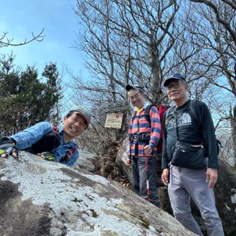 前岳で地図を見て、ここから初めて歩くルートを確認。