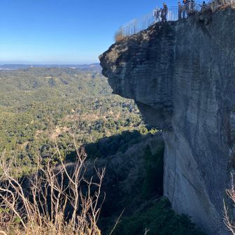 地獄覗きです。房州石を切りだした跡の出っ張ったスリルある絶壁です。