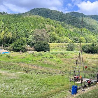 池をボーリング中。ここからは愛宕山方面