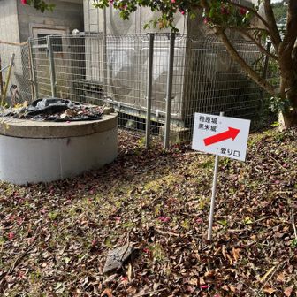 広場の端から尾根に取り付く