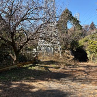 高草山西峰はここの左側を入ります