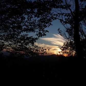 上板町の大山に沈みゆく夕陽🌇　いとをかし☺️