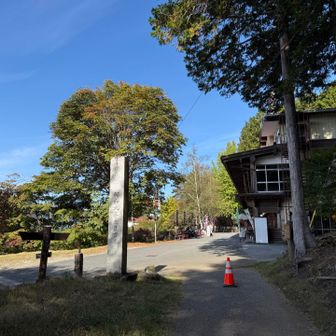 三峰お犬茶屋 山麓亭にて三峰山と霧藻ヶ峰のバッジを購入(各600円)
