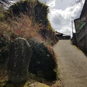 「女體山」と彫られた石碑があるので、この先に登山口があるのでしょう。