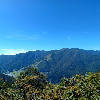 初日、松手山コース。
※4合目。
(前の写真の右側)
苗場のスキー場も。
