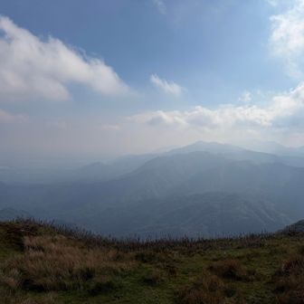 金山尾根登山道にて下山
景色が開けて鈴鹿セブンが連なる
御在所どれ？