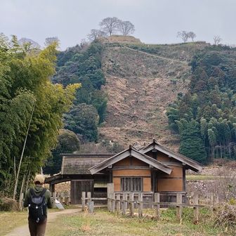 花の壇、侍所で堀立柱建物等の施設跡（復元）