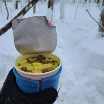 ドライカレーの後にカレーヌードル…😅

本当はご飯を温めている間の待ち時間にカップ麺を食べる算段だった。
そうすれば待っている間も寒くないし、残ったスープと一緒にご飯を食べられるので。

カレーにカレーなのはストックしている中で一番賞味期限が近かったからカレーヌードル。
カレーヌードルに合うご飯…チャーハンではないよな🤔
カレーにはカレーしか思い浮かばない…😅
だからドライカレーとカレーヌードルのカレーづくしに😂