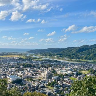 三面川河口方面　　山並みの上に粟島❣️