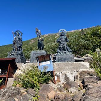 信仰のお山なので要所要所に