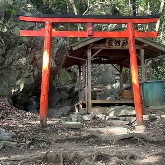 護館神。
ですが、無理に西のルートを通る必要はなかったです。
すぐ北の合流地点が入り口になってました。要はどっちからでもいけるということです。
西のルートは状態があまりいいとはいけなかったので、普通に東を通ればいいと思います。