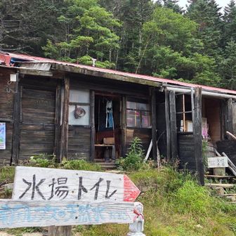 やっと南御室小屋(2.430m)着
昔ながらの🛖　レトロで👍
私達の他　ソロ男性お二人
⛺3張