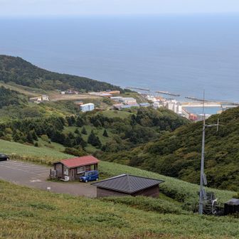 駐車場が見えてきました。遠く見えるのは香深港