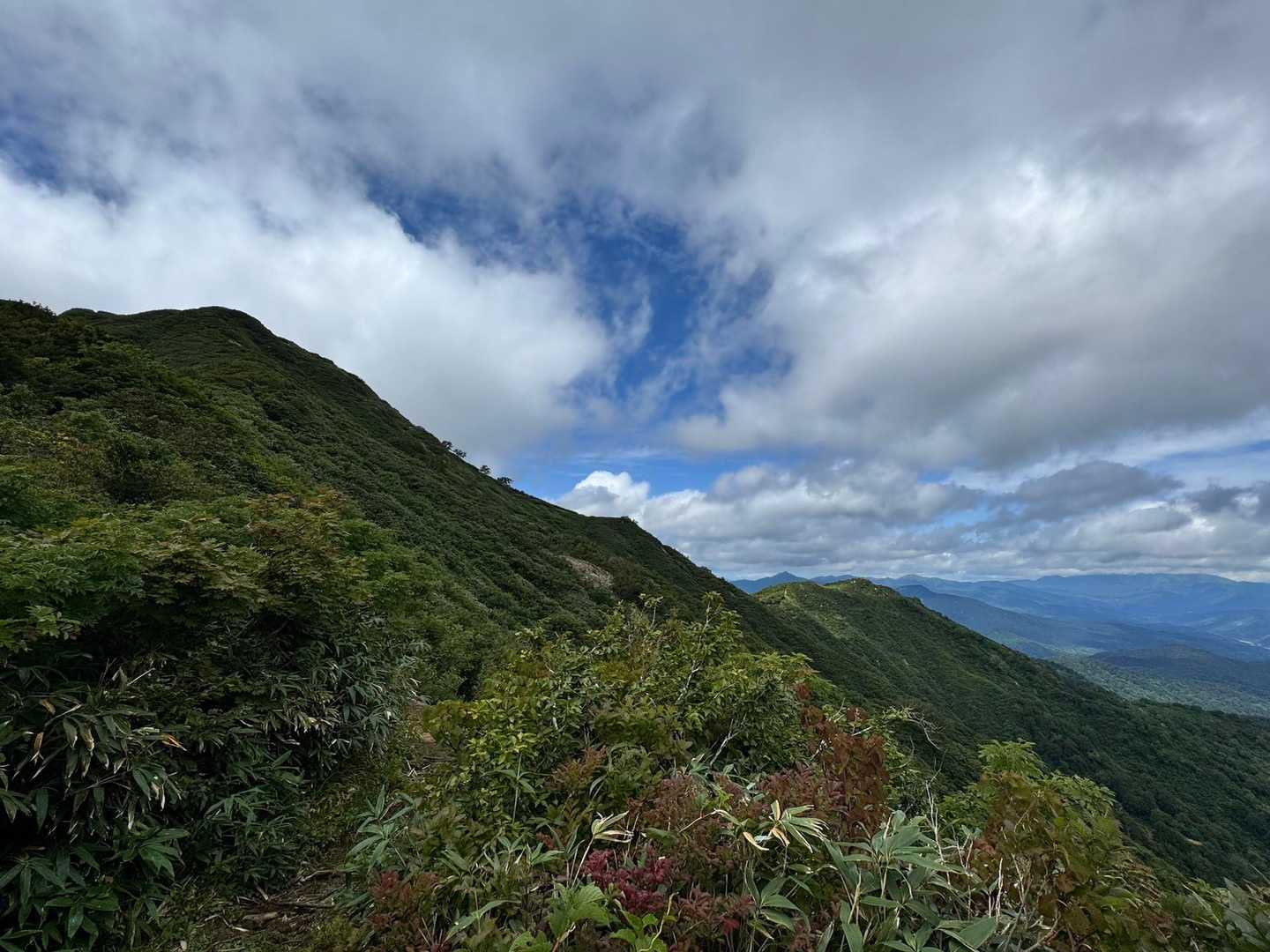 古寺から小朝日の稜線