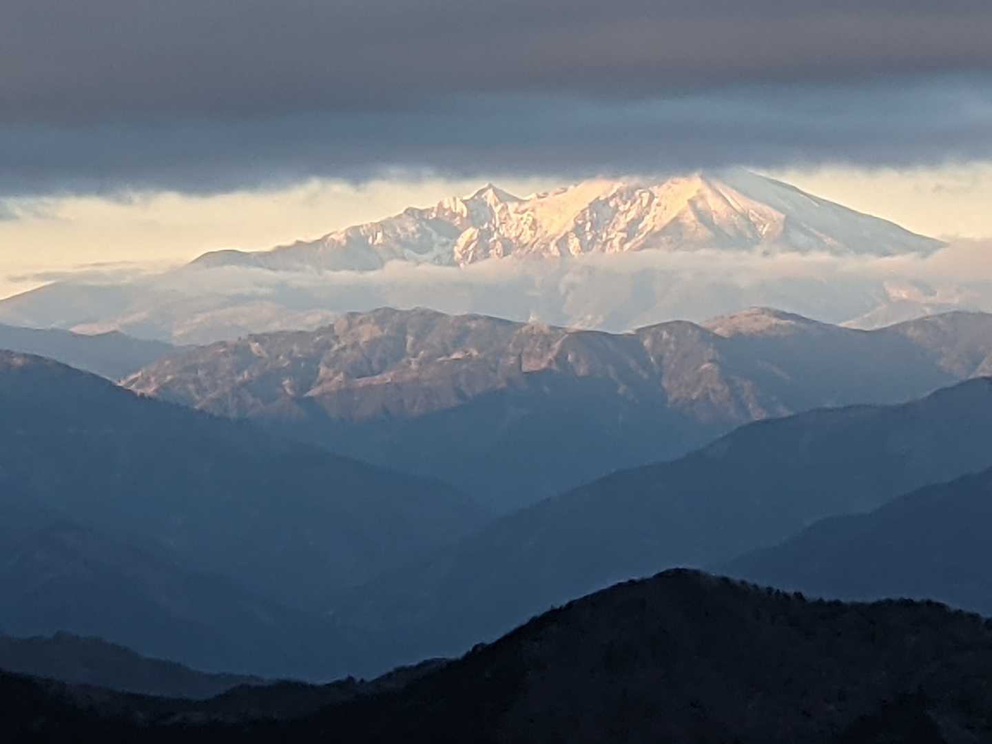 山頂屋根付き休憩所から。御嶽山🌋少しアップ夕暮れに来て正解だった。🤗