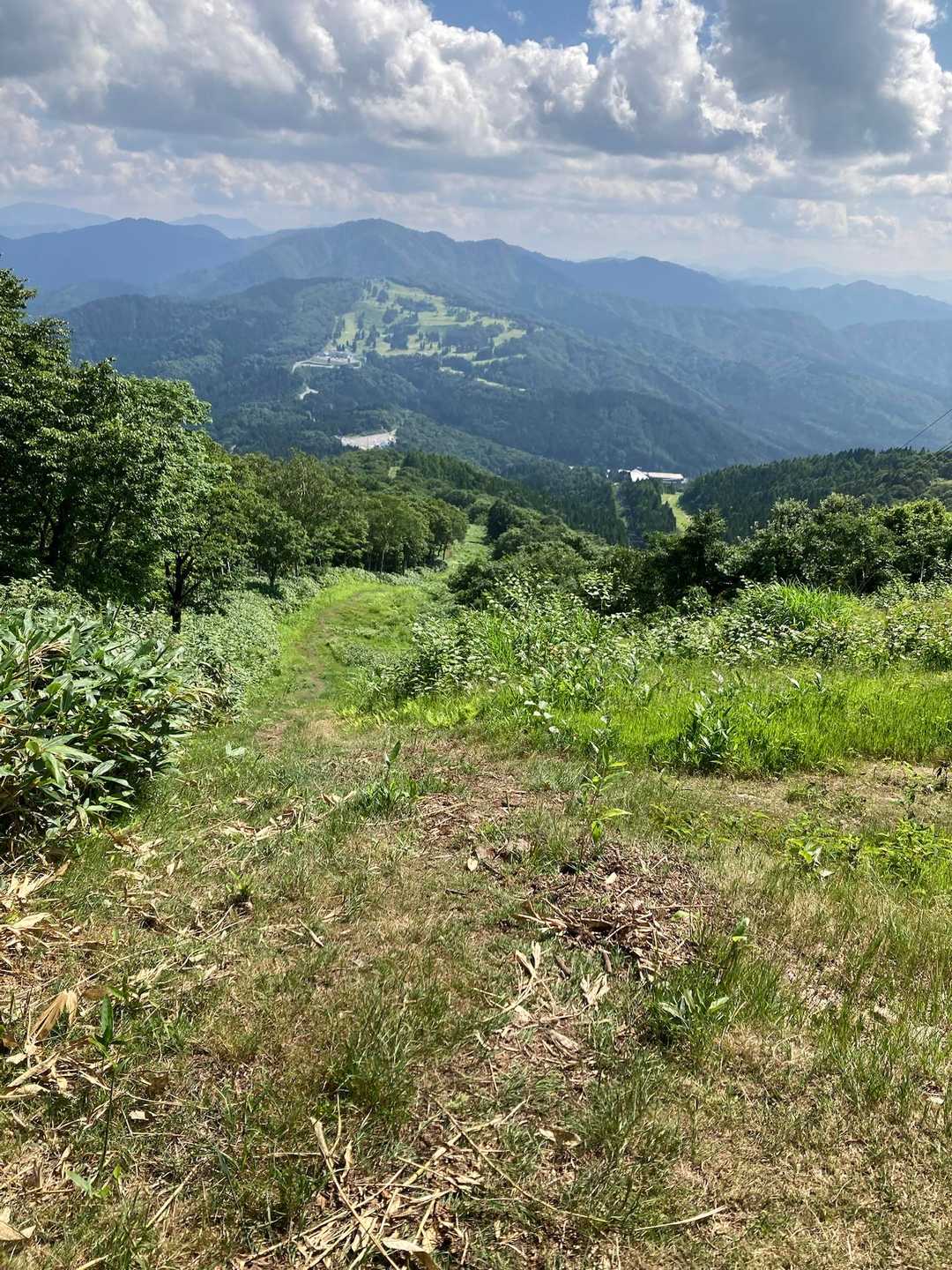 またまた激アツのゲレンデに☀️
温度が全然違う🥵
暑すぎるとついつい言いたくなっちゃう💦

くだりは気をつけないと勝手にスピード出ちゃう…🚶‍♀️💨

あと少しで駐車場に着くってところでKSさんに追いつかれた🏃‍♂️