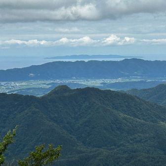 雷峰から
粟島が見えています