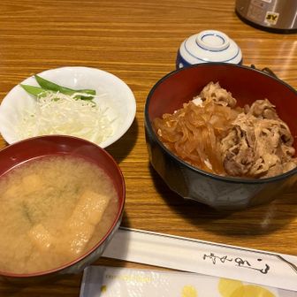 夕食は選べる竹コース
中華丼は売り切れて牛丼
何度も来られてる方とおしゃべり
彼女は池の平小屋に小屋仕舞いまで滞在だって
羨ましい😍