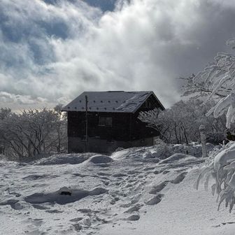 そして、また小屋に戻る頃には雲が覆いかぶさってきました😔
石楠花荘には薪ストーブがあり、暖をとりたくて必死に着火を試みましたが、知識が全くないので上手くいかず😢後から来た方にバトンタッチしました