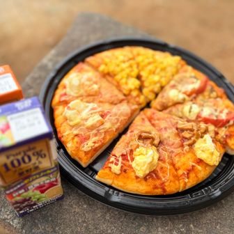 気休め野菜ジュースをそえて。🥬
ヨークのはピザっていうかパンよね🍞

え、ピザ食べてる？？？　の　視線を受け流しながら、景色見ながらランチタイム🥳