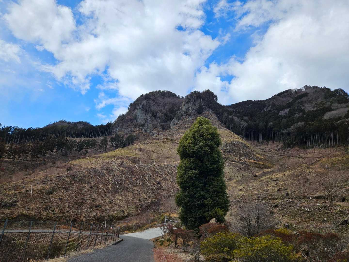 今日登った山が、キレイに見えます。左が御嶽山、右が古賀志山。
ここは良い低山ですね。

今日は時間的にもう一つ行けるかな？