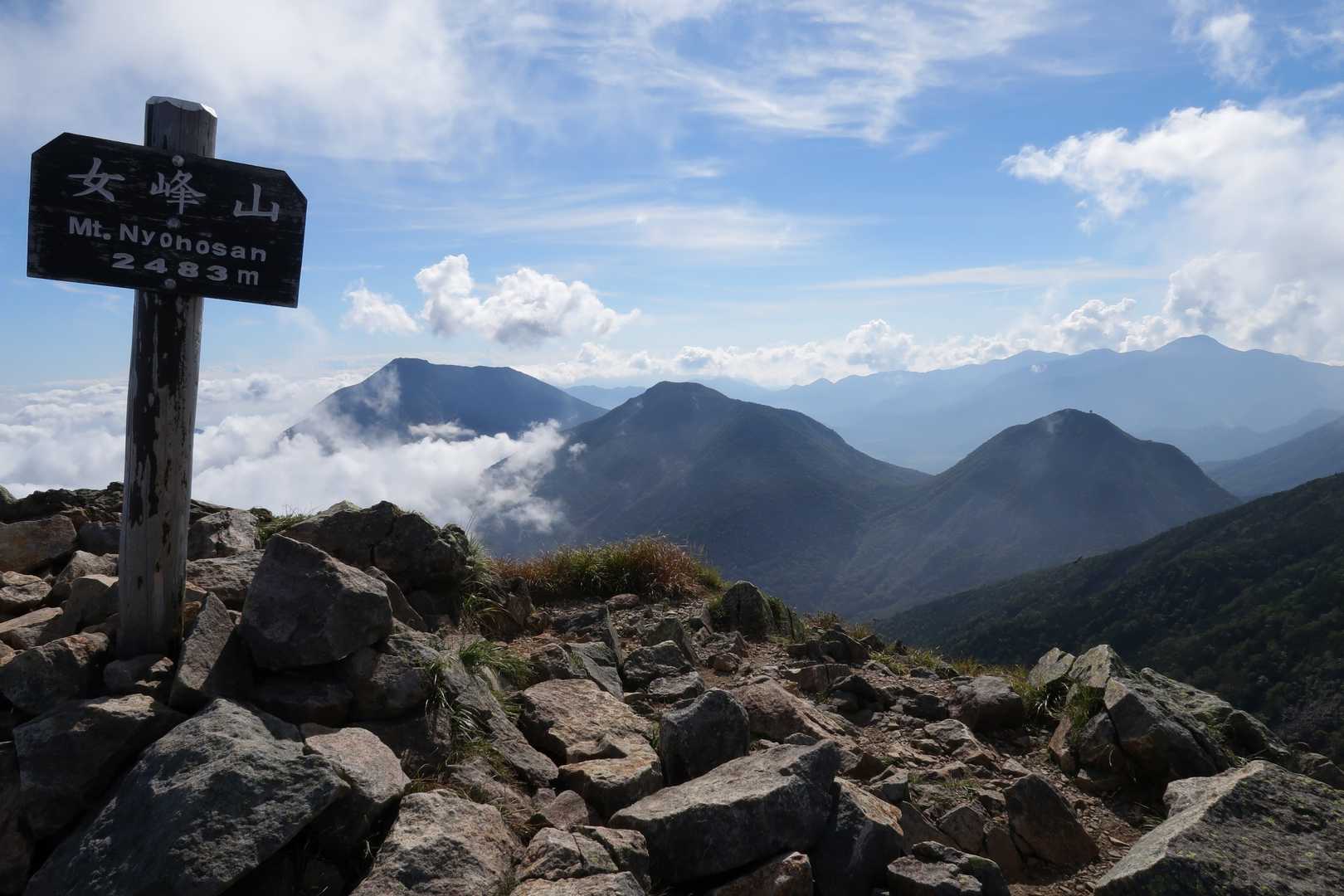 女峰山山頂😊👍
左から男体山、大真名子山、小真名子山、右奥に日光白根山✨
