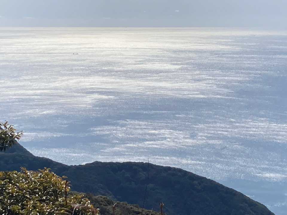 銀色の大海原と水平線。
やっぱり水の惑星やなあ。と旧友が云う。
