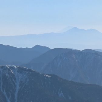 蓼科山の裏には、うっすら富士山🗻