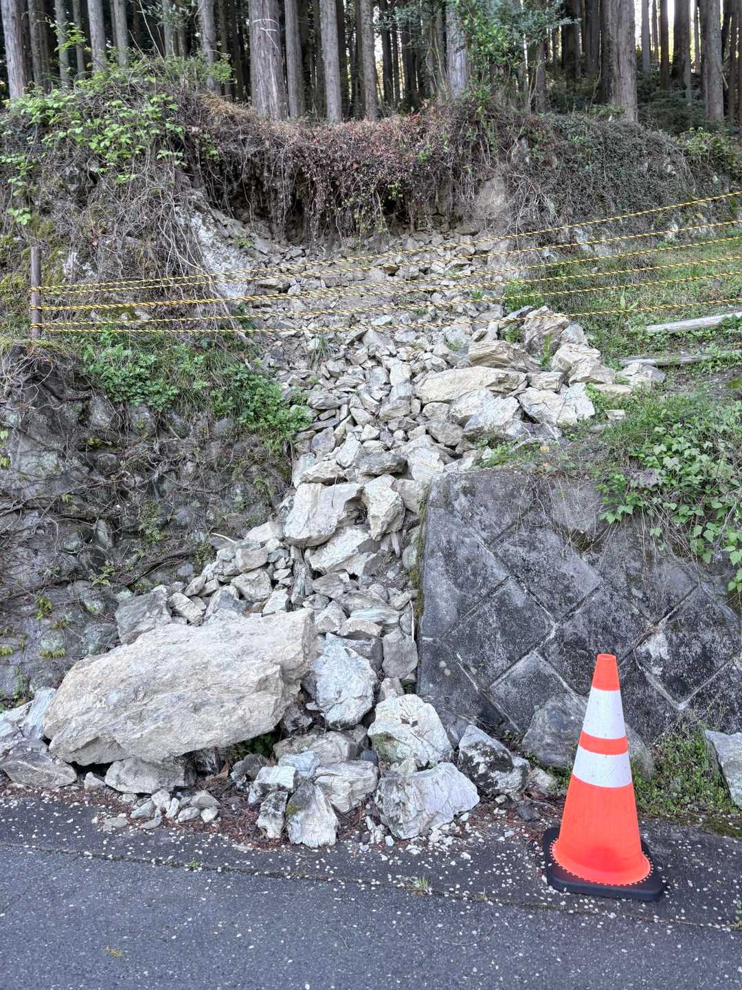 崩れているので、アスファルト道で登ります。