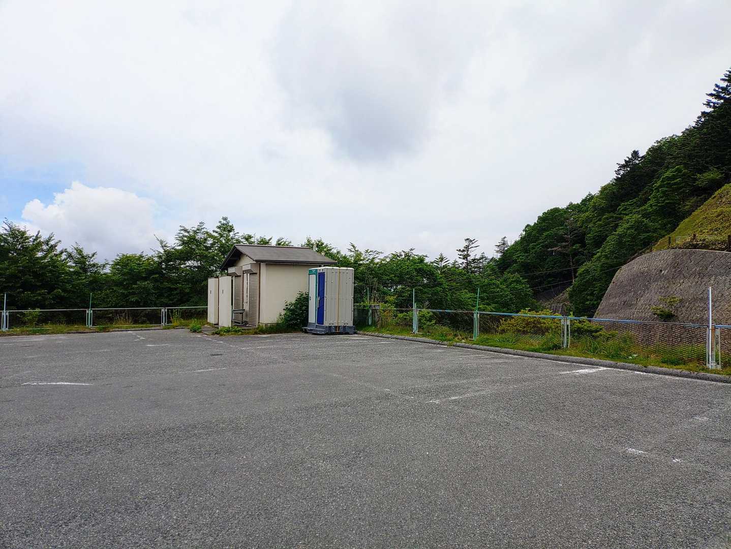 扉峠駐車場から歩きます
公衆トイレは使えませんが仮設トイレが設置されています🚻
