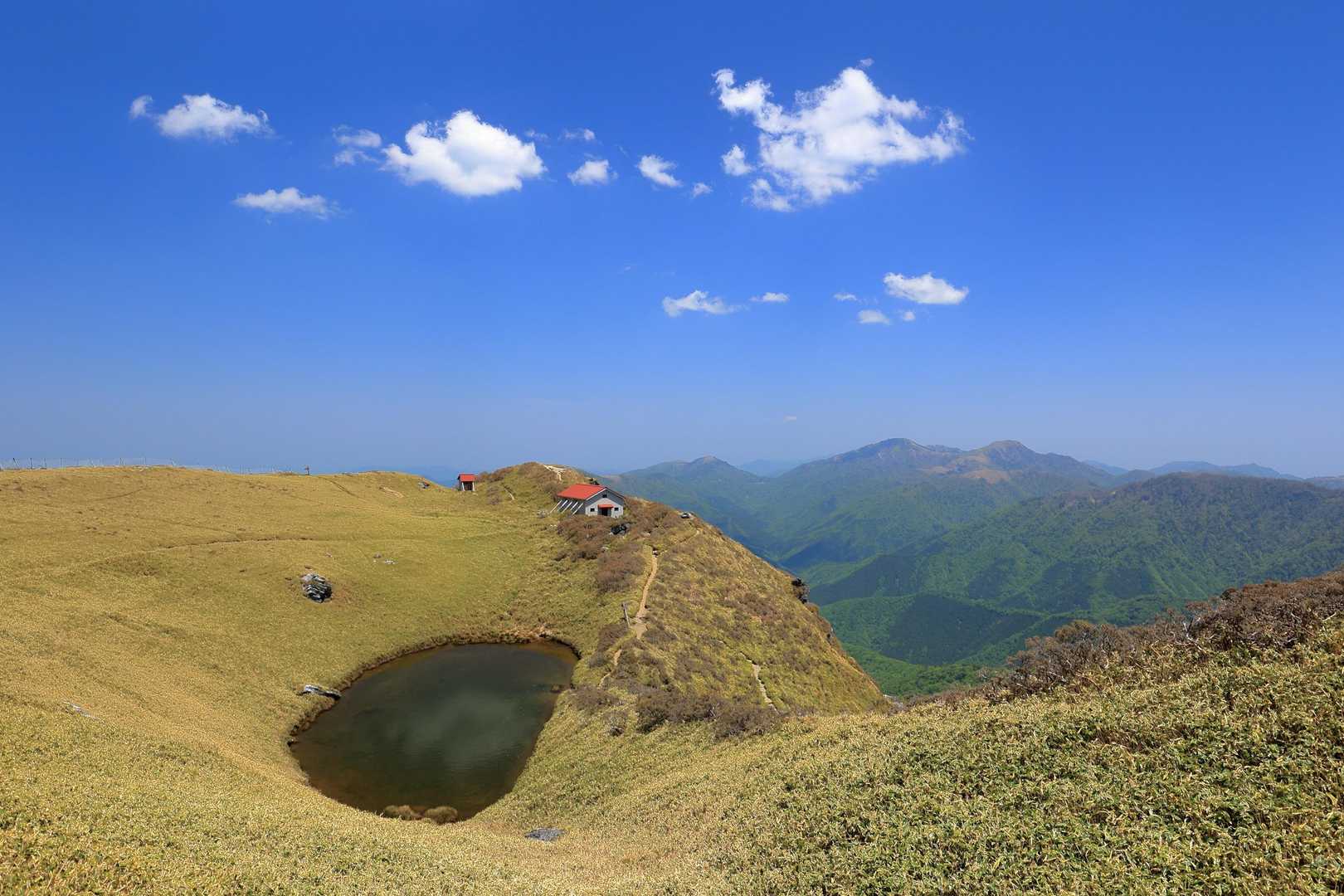 三嶺の定番、池と小屋と剣山。
何度見ても感動する景色。