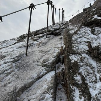 難所。凍結。
ここからはチェンスパがないと登れません。
持っていない人は断念して下山していました。