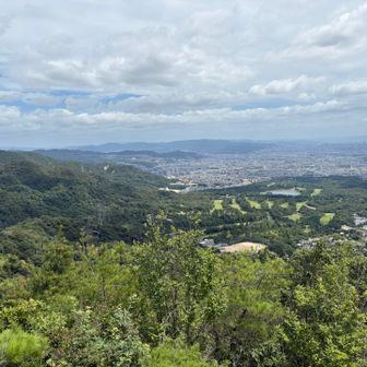 ゴルフ場の奥に池田方面