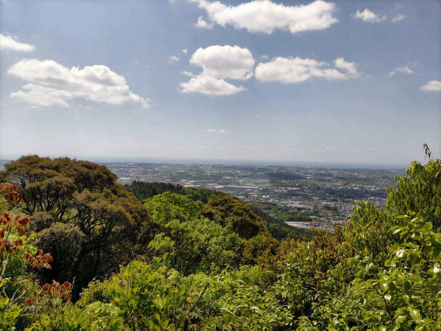 雲谷山の手前の伐採されたところからの眺望。
このあたりでは、家族連れのグループなどなどで、ずっと行列状態。