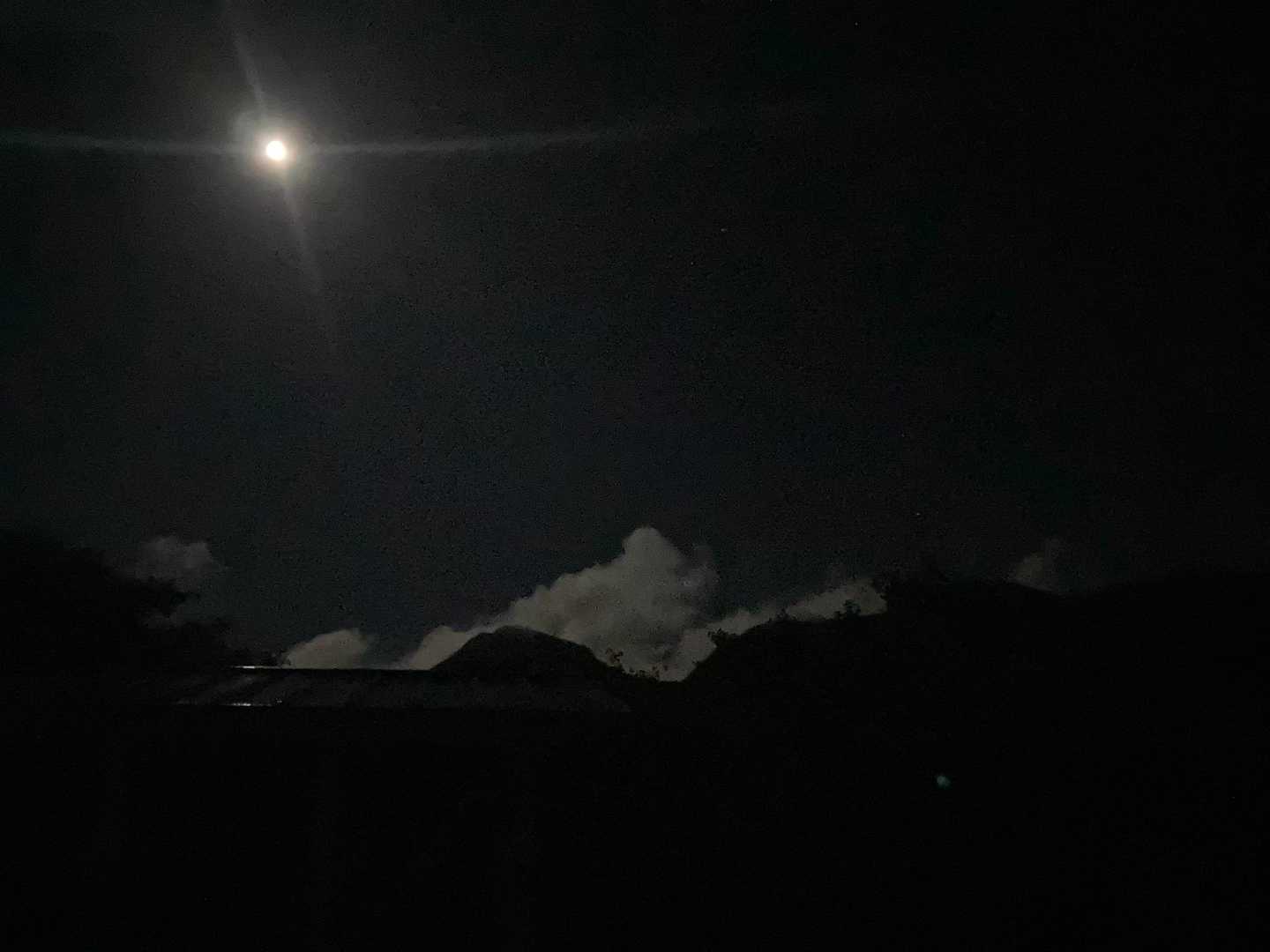 夜は月あかりでかなり明るかったです