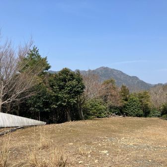 開けた場所に出ました。左には風力発電の風車が倒れていました。