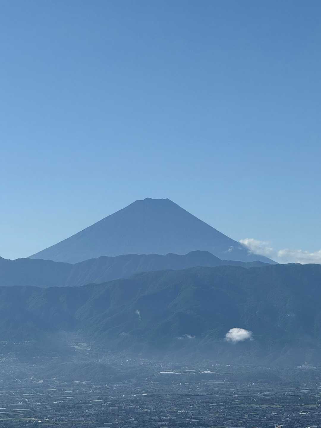 八王子山往復 | 街から歩ける白い巨岩の特等席、甲府盆地と富士山を見下ろす開放感の写真