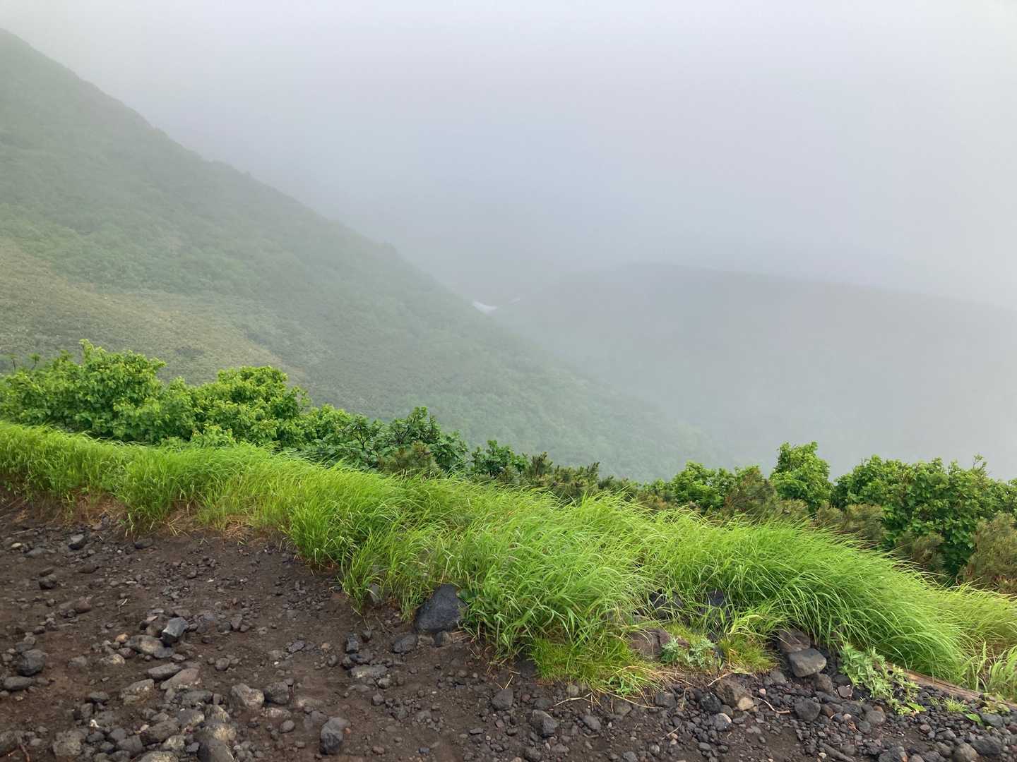 うっすらと見えるのはぽん山？