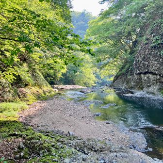 生瀬滝上の滝川を渡渉する