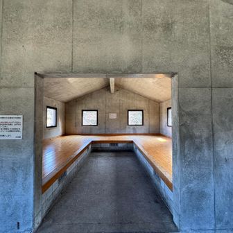 奥の方に立派な避難小屋があるの知らなかった