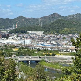 山陽道、新幹線、奥は播磨アルプス