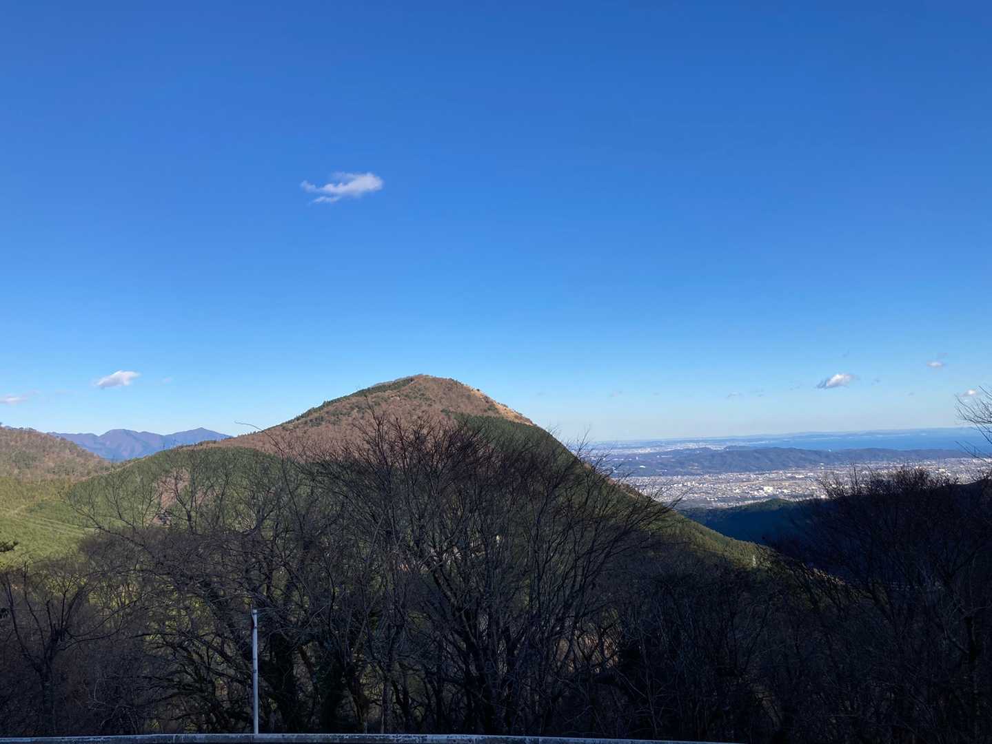 見晴台からのぞむ矢倉岳。