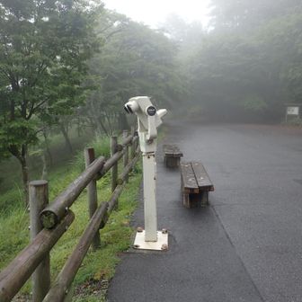 駐車場は私の車一台でした。
このあとカッパを脱いで家路につきました。
金勝寺まで来ると帝産バスが停まっていました。
誰か乗っていたのかな。