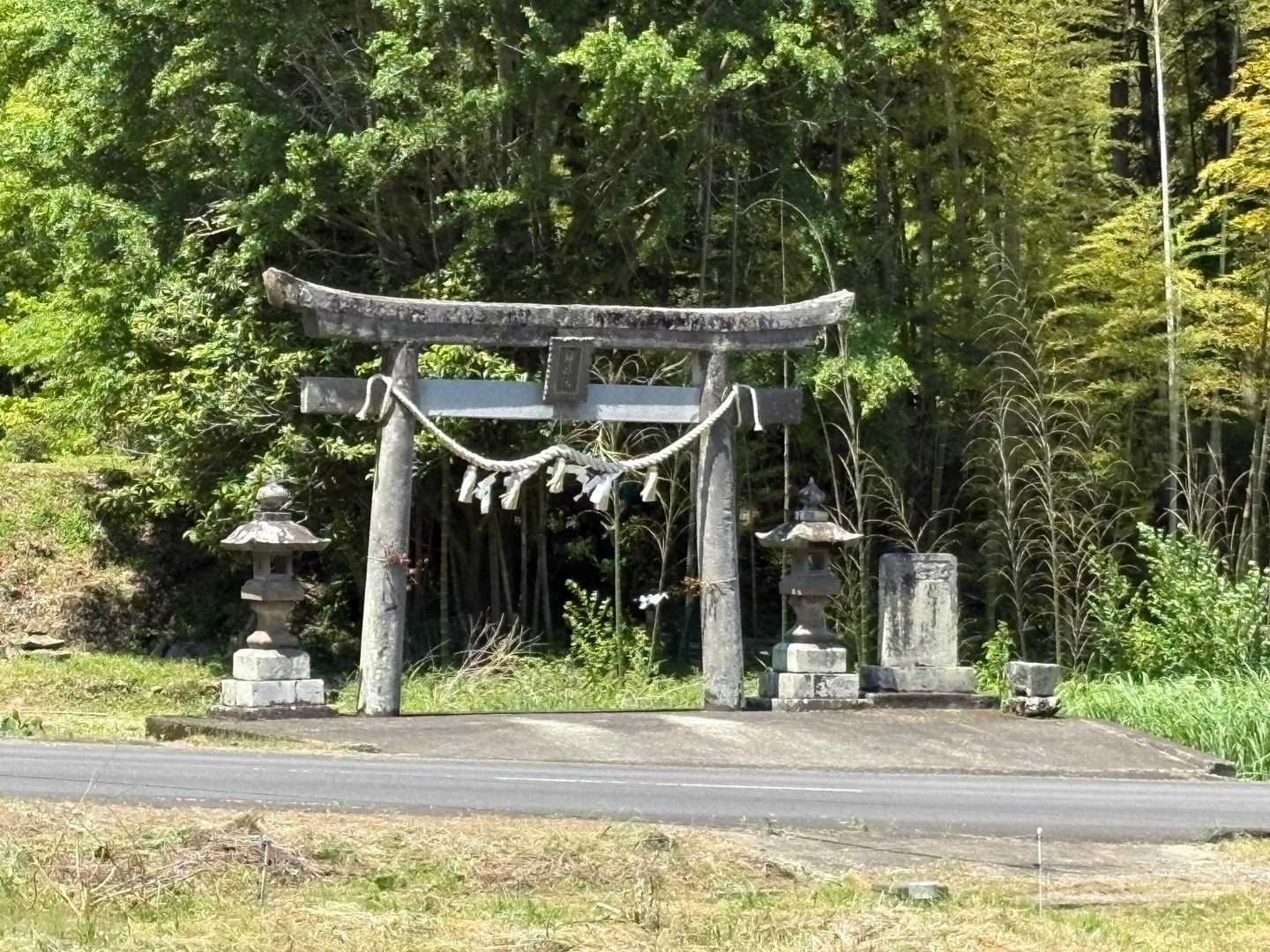 神明社鳥居

車は道挟んで反対側の少し広い路肩にとめました。丁度ご近所さんらしい方が後ろにとめられたので一応聞いた上で止めました。