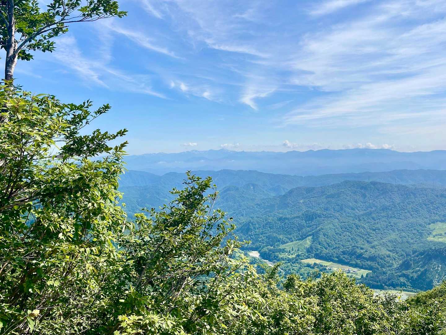 振り返ると朝日連峰❗️ 中央が祝瓶山