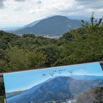 山頂の360度のパノラマはここが一番のお気に入り🤗
二上山、葛城山、金剛山が縦に連なって見られるのが素敵😍