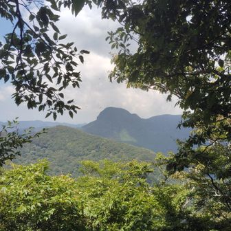 多良岳より経ケ岳を望む。