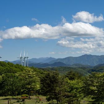 さらに右を見渡すと
風力発電の風車が何基かたつその向こう側には遠く那須連峰。